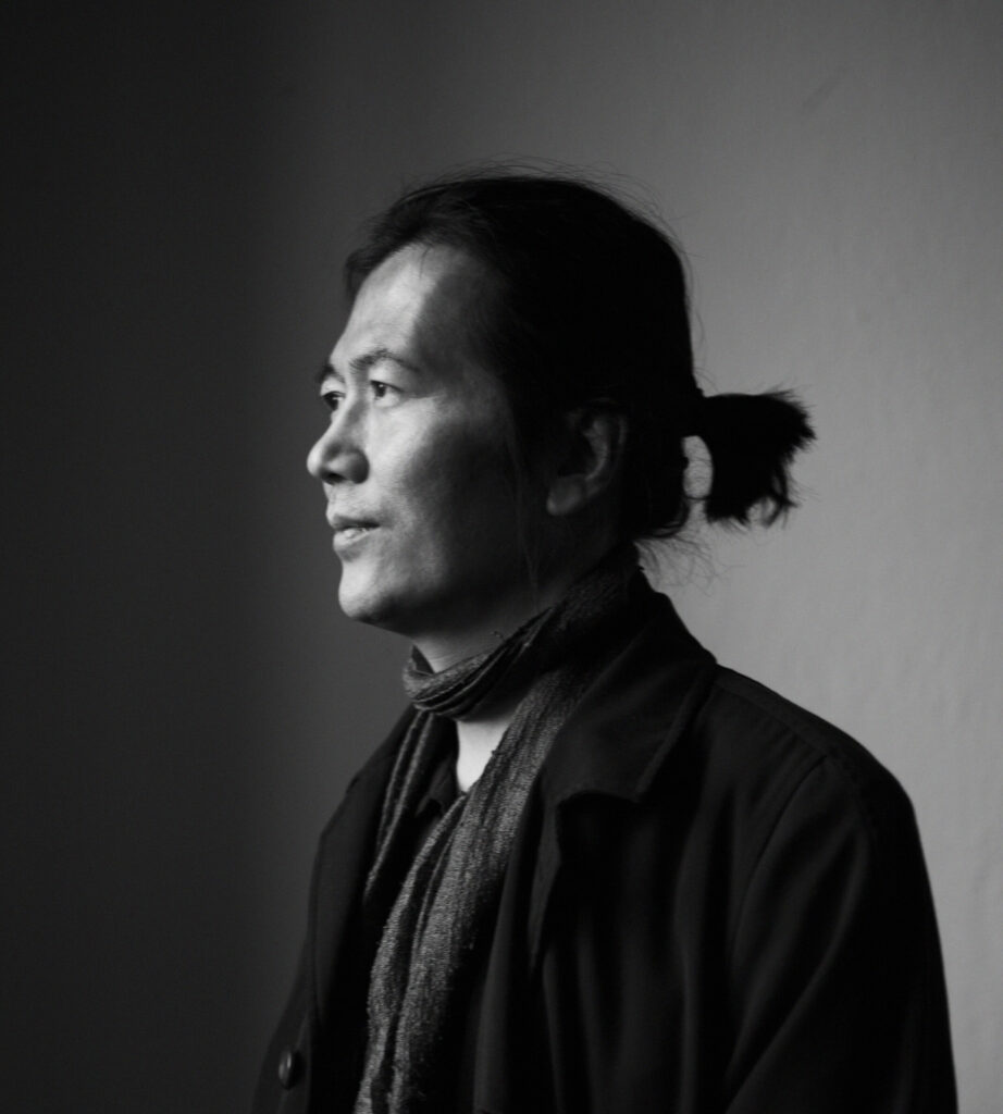 철학자 한병철의 흑백 프로필 사진. 그의 '성과사회' 이론은 개인이 스스로를 착취하며 소진되는 현대적 '관리되는 삶' 의 병리적 측면을 날카롭게 보여줍니다.